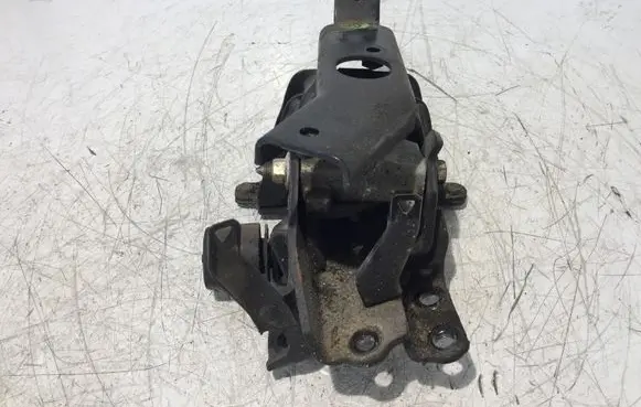 Toyota Yaris Engine mount bracket