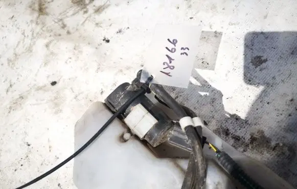 Volvo V50 Windscreen/windshield washer pump 1s7117k624fe