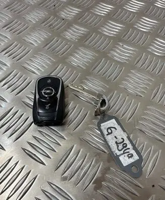 Opel Astra K Ignition key/card 