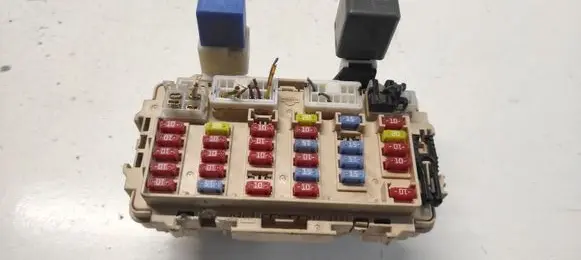 Nissan X-Trail T30 Fuse module 24330C9900