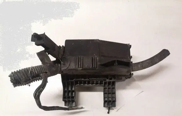Nissan Primera Relay mounting block