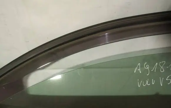 Volvo V50 Front door window glass four-door as2