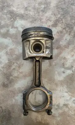 Nissan X-Trail T32 Piston with connecting rod