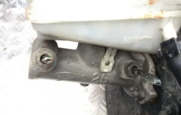 Ford Mondeo MK II Master brake cylinder