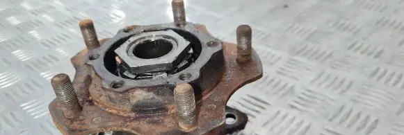 Suzuki SJ 410 Front wheel bearing hub 