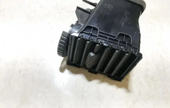 Nissan X-Trail T30 Dash center air vent grill 68751eq000