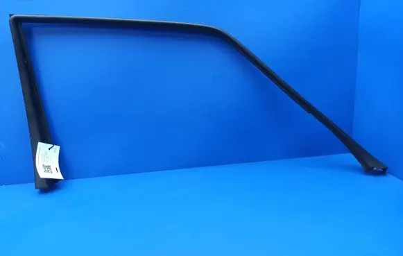 Mercedes-Benz S W126 Front door glass trim molding 1267250371