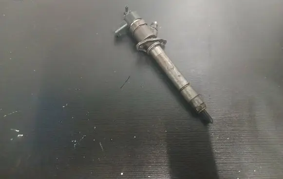 Volvo V70 Fuel injector 8658351