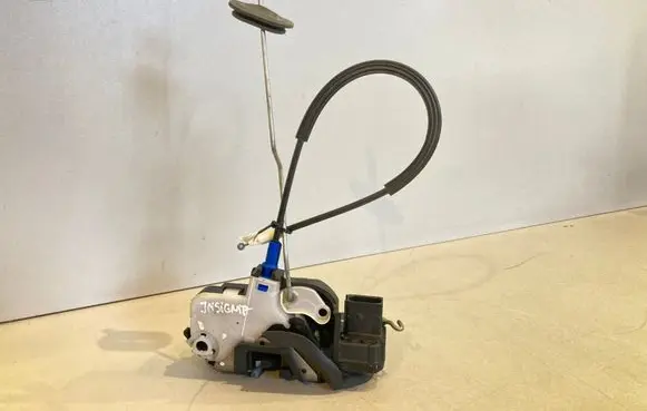 Opel Insignia A Front door lock 3023880