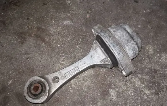Volkswagen Golf IV Engine mount bracket 1J0199851