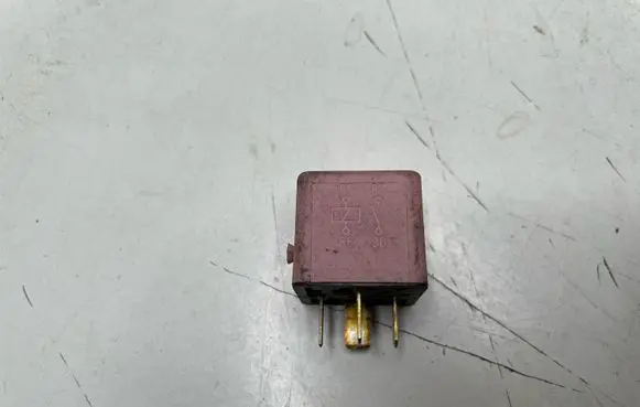 BMW 5 E39 Other relay 8365326