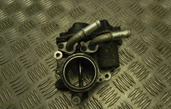 Volkswagen PASSAT B8 Throttle body valve 04L128063AA