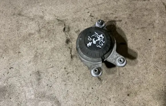 Mercedes-Benz C W205 Engine mount bracket A2052406717