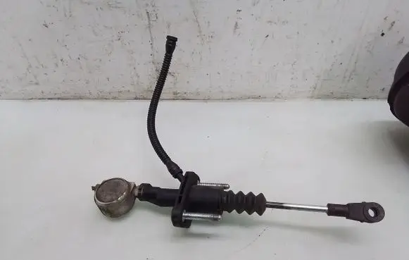 Opel Zafira B Clutch master cylinder 90523769