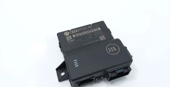 Audi A5 8T 8F Gateway control module 8T0907468F