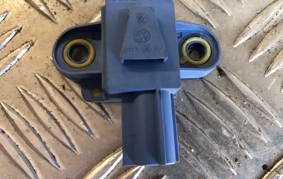 Volkswagen Golf V Airbag deployment crash/impact sensor 1K0955557A 0232ES47ZDS7