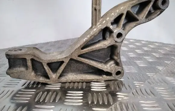 Engine mounting bracket