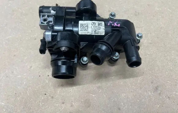 Mercedes-Benz C W205 Thermostat housing A2642001501 T00001 0522208325
