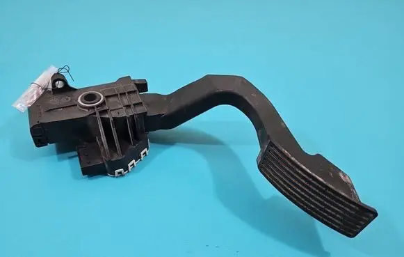 Accelerator throttle pedal