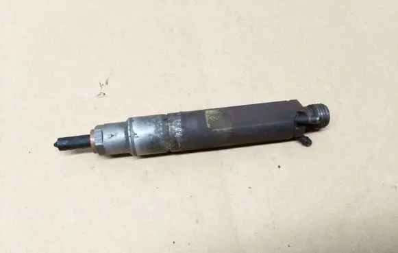 Volkswagen Golf III Fuel injector 028130201G