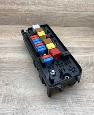 Opel Vectra C Fuse module 13172979 519067201