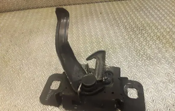 Opel Astra J Engine bonnet (hood) release handle 13312132