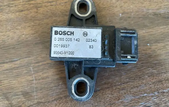 KIA Sorento Airbag deployment crash/impact sensor 0265005142