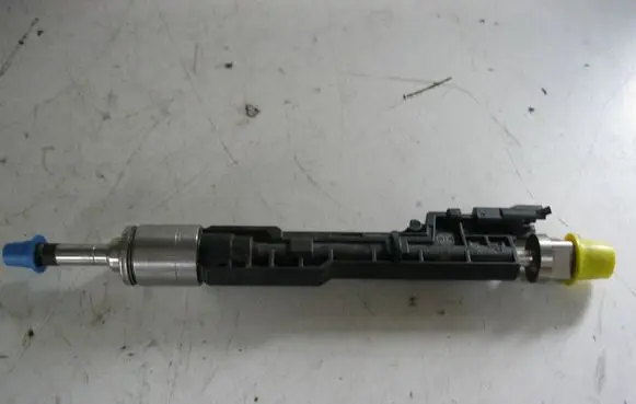 BMW 5 G30 G31 Fuel injector 0261500264