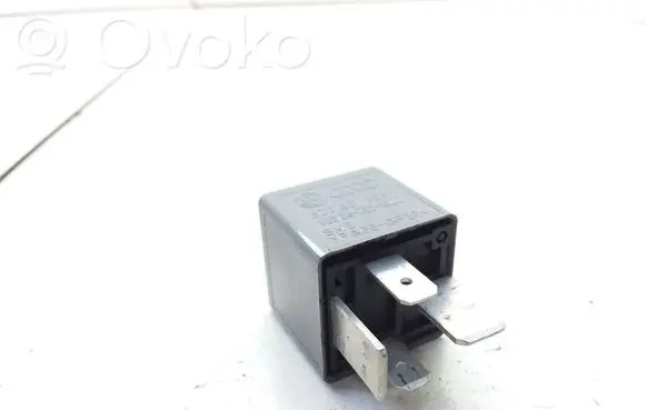 Volkswagen PASSAT B5 Other relay 8D0951253