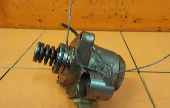 Volkswagen Polo VI Fuel injection high pressure pump 