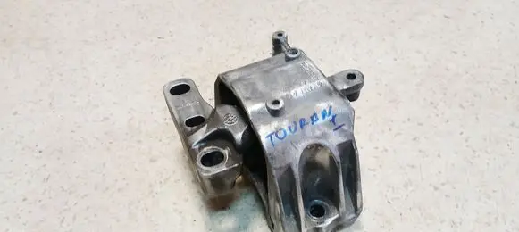 Engine mount bracket