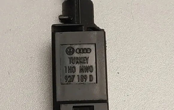 Volkswagen Golf IV Brake fluid reservoir 1H0927189D