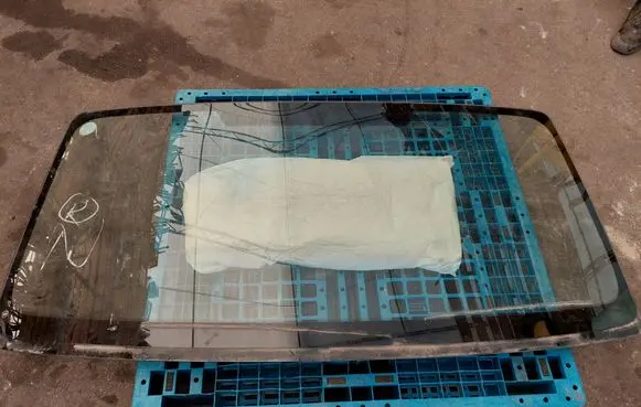 Iveco Daily 5th gen Front windscreen/windshield window 43R001358