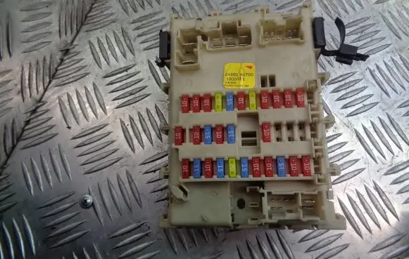 Nissan Primera Fuse box cover 24350AV700