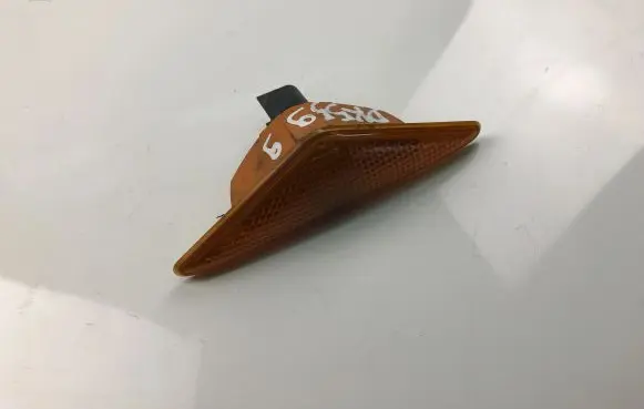 Ford Mondeo Mk III Front fender indicator light 74701