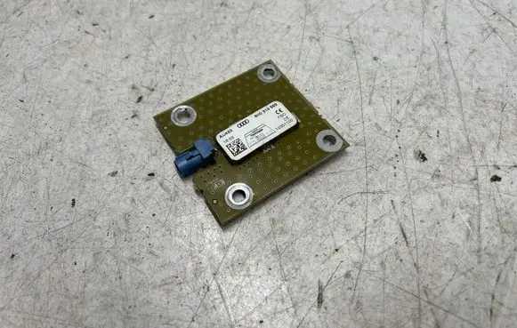 Audi A4 S4 B6 8E 8H Aerial antenna amplifier 8H0919889
