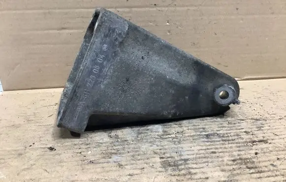 Mercedes-Benz C W203 Engine mounting bracket A6112230804