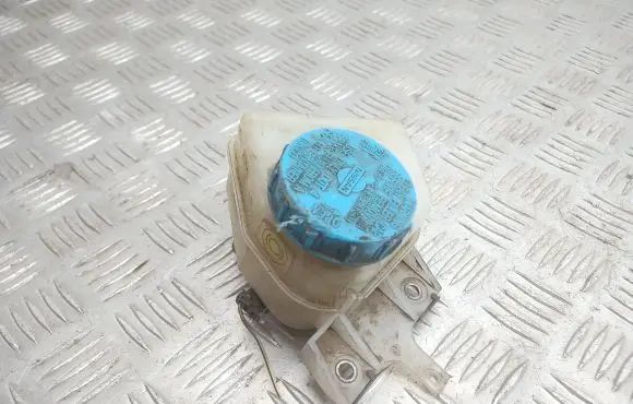 Nissan Almera Tino Brake fluid reservoir 