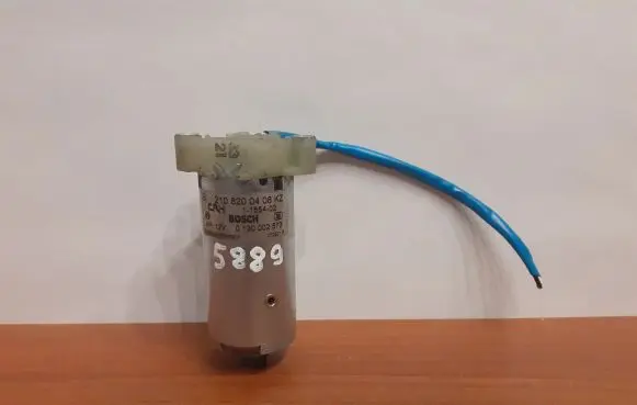 Mercedes-Benz E W210 Seat adjustment motor 2108200408 0130002573