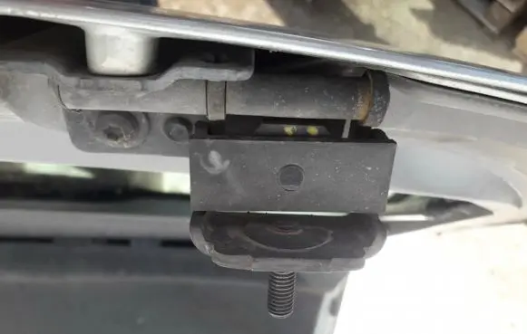 Tailgate/trunk/boot hinge