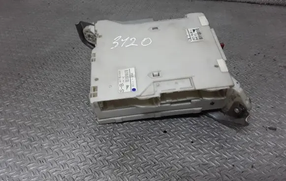 Lexus IS 220D-250-350 Fuse module 8273053050