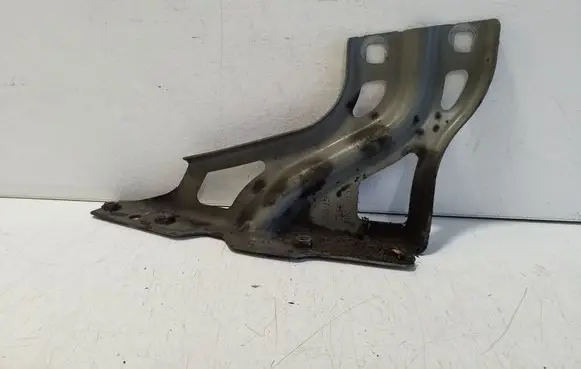Audi Q3 8U Fender mounting bracket 8U0821135