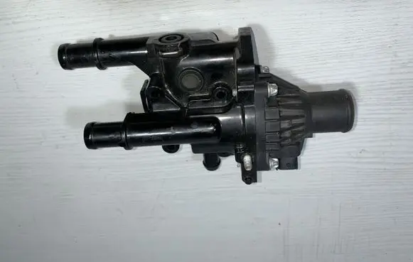 Opel Insignia A Thermostat housing 96817255