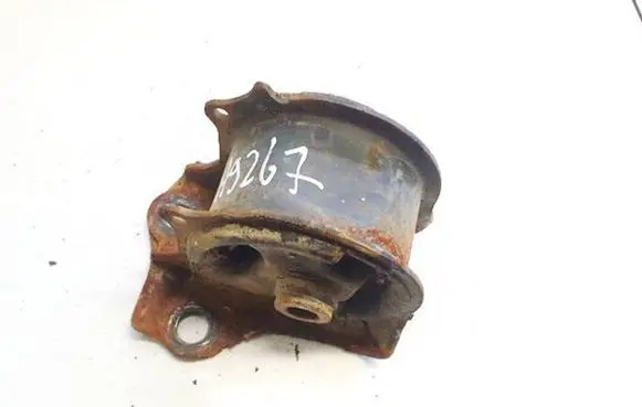 Honda CR-V Engine mount bracket