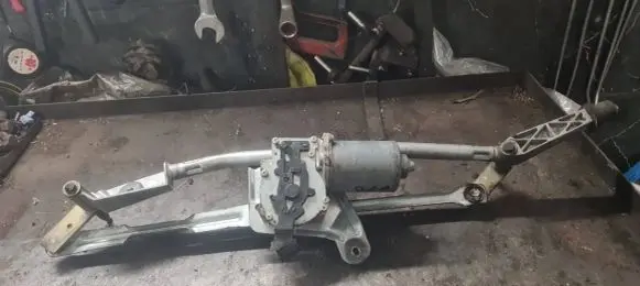 Volvo XC70 Front wiper linkage and motor 8624239