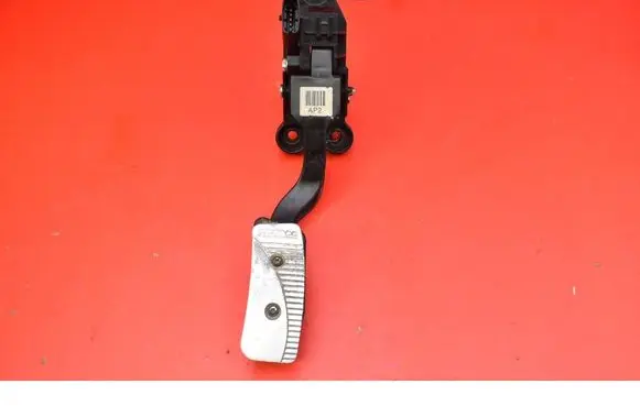 Accelerator throttle pedal