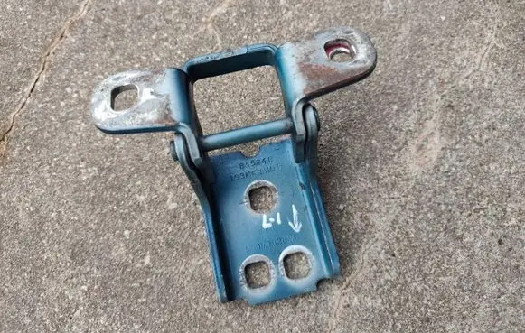 Jeep Cherokee III KJ Front door lower hinge 