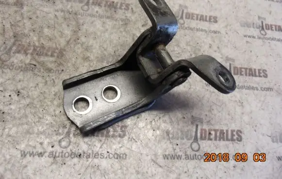 Toyota Avensis T250 Front door upper hinge