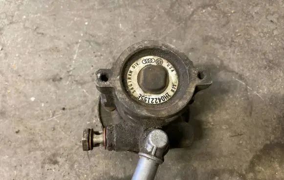 Volkswagen Golf III Power steering pump 1H0422155E