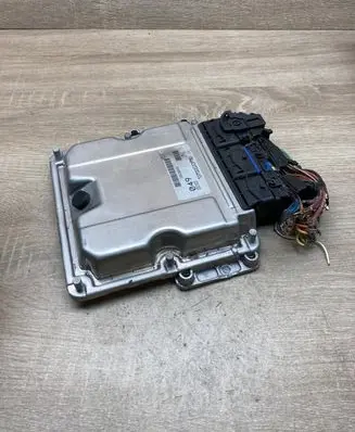 Volvo S40, V40 Engine control unit/module ECU 30630049 8200065994 0281010440